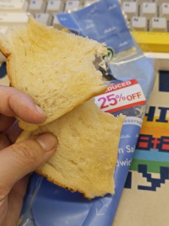 气笑了。剪了一天视频下楼买个打折三明治打开发现里面没有馅儿。价格 -25% 馅儿 -100%。​​这合理吗？711！！！这合理吗？