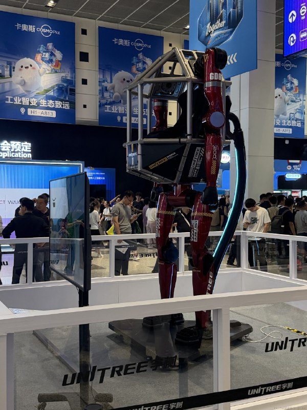 能量满满进入暴走逛展模式刚脱下外骨骼，才知道原来一直是它在续命@aigc1024能量满满进入暴走逛展模式刚脱下外骨骼，才知道原来一直是它在续命@aigc1024