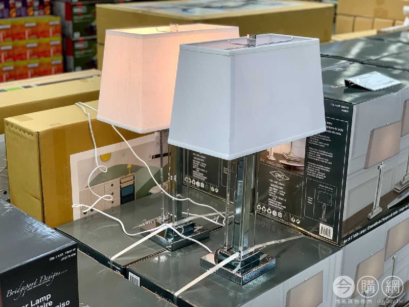BRIDGEPORT 桌燈兩件組 #1288431水晶燈桿搭配鐵製底座，亞麻材質燈罩，開關鍵隱藏在燈罩內