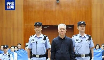 🅥 东南亚新闻: #国内热点 #许家印被判无期!恒大案一审宣判,没收个人全部财产备受关注的恒大案迎来一审判决。8月20日上午,广东省深圳市中级人民法院对恒大集团、恒大地产及许家印相关案件进行一审公开宣判。法院决定对恒大集团数罪并罚,罚金88.2亿元;恒大地产