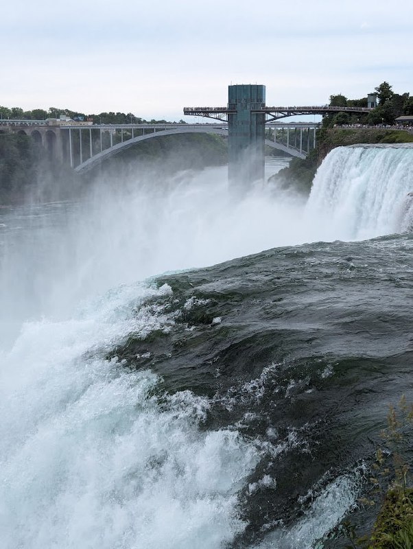 去了 Niagara Falls 美國一側，幾乎每個人，甚至沒有兩邊都去過的人，都會跟你説大瀑布加拿大一側更好，有點人云亦云的意味，還是得親眼一探虛實