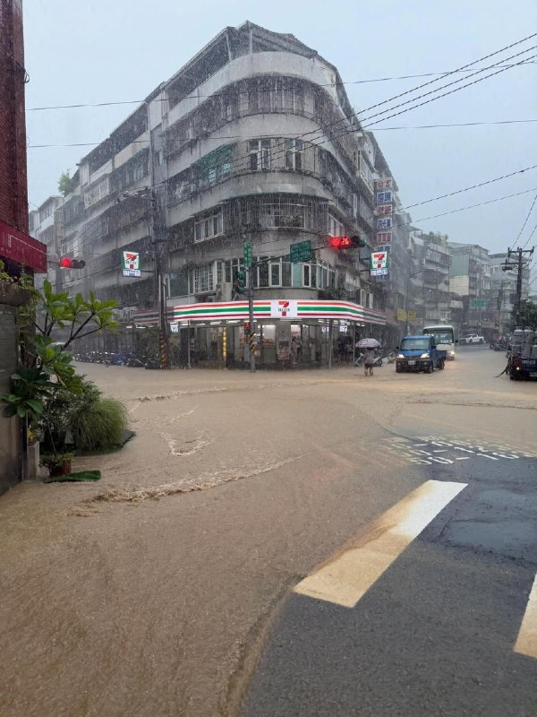 Powerful storm brings strong winds and heavy rain, causing widespread damage in Lviv, Ukraine 🇺🇦