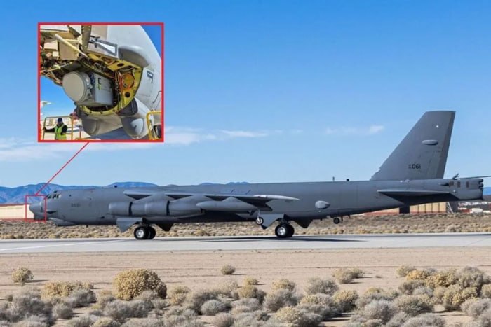 美军摔了一架 B-52B-52 是老飞机了到现在已经 70 岁了偶尔摔一架倒也不意外飞行员好像全部没能弹射那很遗憾了机上有 8 个人不对，为什么 B-52 飞机上会有这么多人这飞机是 B-52 RMP 计划中换装新相控阵雷达 AN/APQ-188 和新型航电的首机 ，那 8 个人应该都是试飞大队的试飞员和波音的技术人员，RMP 计划可能要因此受到延迟