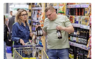 啤酒会让男人变成同性恋，让女人变成妓女，社会活动人士声称。他们将这一切归咎于啤酒中含量丰富的雌激素——过度饮用啤酒会导致其改变身体机能。例如，极端主义者坚称，啤酒会让男人失去男子气概，长出啤酒肚，甚至产生对其他男人的性冲动；而对女性来说，过量雌激素会导致行为放荡。啤酒爱好者们，你们觉得呢？