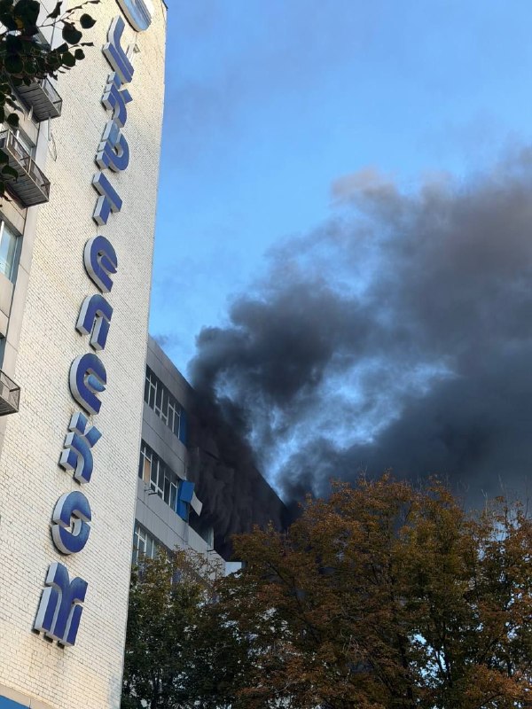 🇷🇺🇺🇦️ - A jet drone hit the Ukrtelecom building in central Dnipropetrovsk.