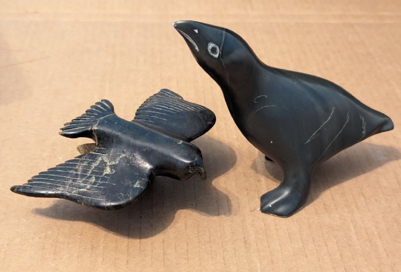 在一家本地拍賣行玩了玩，原住民主題，競拍了石鳥乙對，藝術家為 Allie Appaqaq (1915-1986) 和 Annie Novalinga (b. 1951)，於 Sanikiluaq, NU 創作