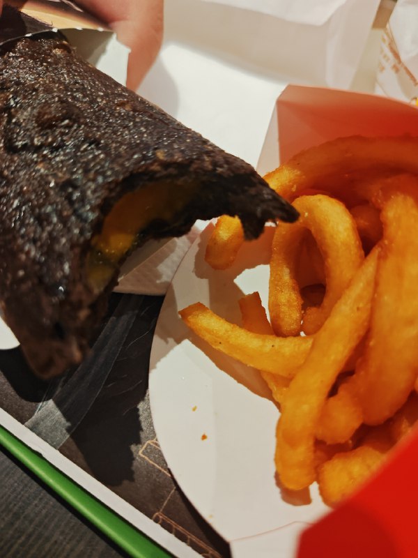 是久违的麦当劳新品（真的吗）评价！奶黄年糕派：馅料太少了，外壳应该是年糕做的，感觉用料不是很扎实扭扭薯条：经典麦当劳联动凑数商品，没啥变化