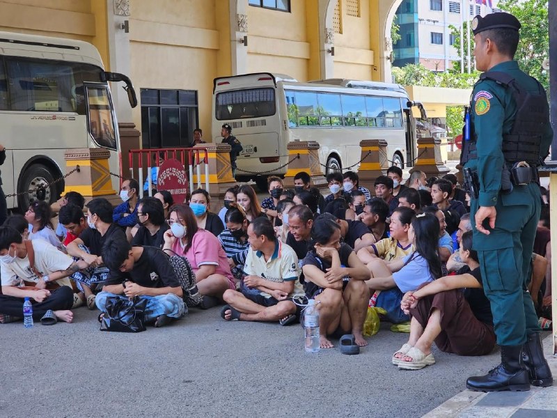 波贝大事件：柬埔寨波贝口岸遣返65名非法居留泰国人员 今天上午 柬埔寨波贝国际口配图