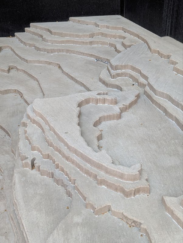 昨晚看了一夜加拿大共產主義受害者紀念碑設計師 Paul Raff 的履歷，結果今天 #IFS 的 Meeting Portal 就是他的作品“Shoreline Commemorative, 2014”，真巧