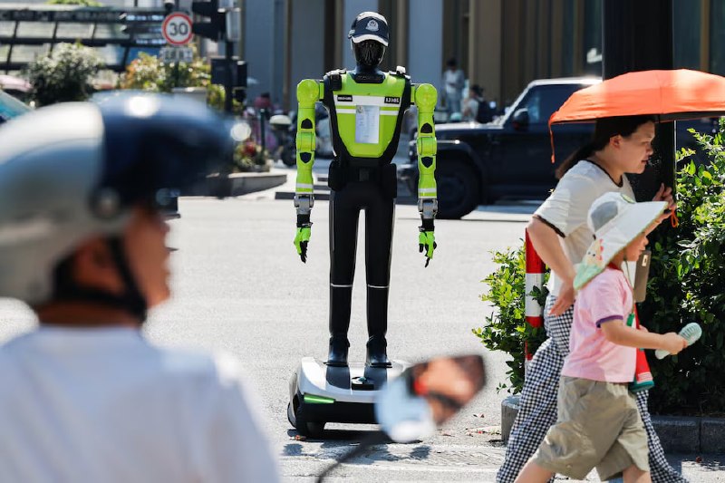 🖼 杭州市部署机器人交警，可规劝标记违章行为