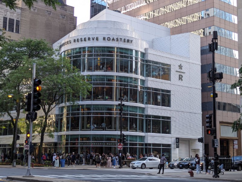 #增肥篇芝狗隨便進的門口老墨的店，好像不正宗，因為維基第一段就寫正宗芝狗一定沒 Ketchup......麥當勞總部店，特設有全球菜單，但門市本身並沒有想像中大，全球菜單也只有幾款商品而已，點了泰國的 Samurai McSpicy 和芬蘭薯條