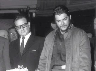1961年，萨尔瓦多·阿连德和切·格瓦拉在美洲国家组织会议上