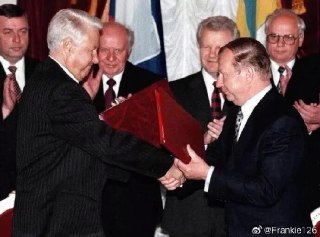 1996年，烏克蘭向俄羅斯移交了核武器，「以換取永不受到威脅或入侵的保證」。