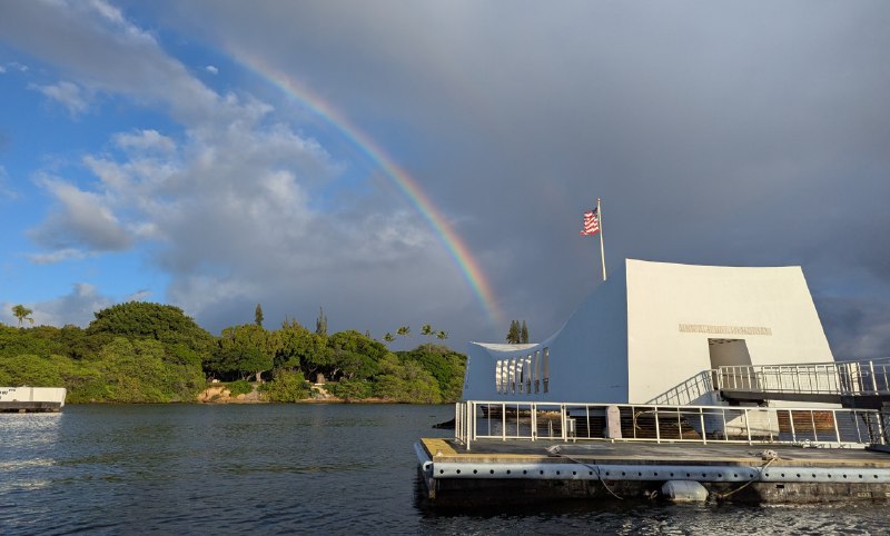 真珠灣就是一個老美大型愛國主義教育基地，所有人都面向 Arizona 號紀念館方向，奏響 The Star-Spangled Banner，靜默一分鐘才登船