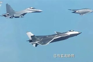 下午察：中国空军组“三剑客”充当实战踹门“急先锋”“威龙1号，玄龙08已达6号阵位”“威龙1号收到，已与玄龙协同！”11月11日是中国空军成立76周年纪念日，最新主战装备在当天发布的宣传片中亮相，其中，国产大型隐身无人攻击机“攻击11”被首次披露代号命名为“玄龙”，“玄龙”与代号“威龙”的歼20等有人战机协同的画面也首次公开，改写了空战规则，也体现了中国空军作战转向“体系对抗”“有人+无人”的代际跨越。军事专家分析，最新的中国空军宣传片首次披露画面，显示攻击11无人机、歼20隐身战机、歼16D电子战飞机已组