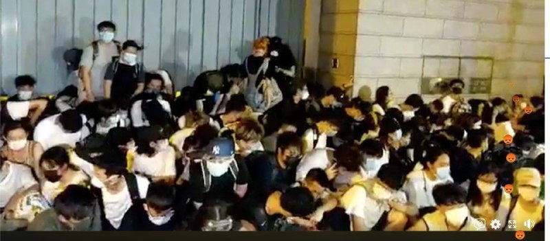 【03：08 告士打道舊灣仔警署及教會門外】有大約百名市民被警察包圍，請將自己身份證上之全名盡快通知可信任之親友，一但被捕後請馬上私訊其名字及所在警署到我們專頁，以便律師們盡快前往保釋