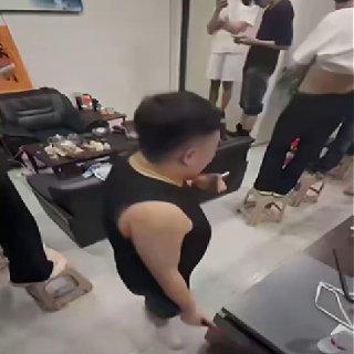 东南亚华人大事件：# 一边电击威慑 一边逼你站凳骗人 腿站酸了 心骗黑了 血汗钱全进了配图
