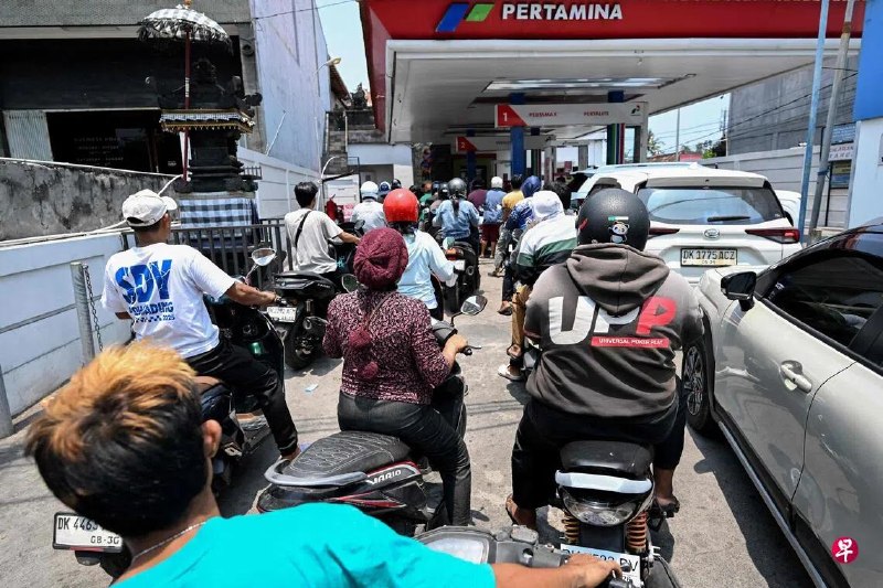 据美国消费者新闻与商业频道印尼频道（CNBC Indonesia）报道，印度尼西亚当局正式宣布，从星期六（10月24日）起削减对新加坡的天然气供应，共计每天减少310亿英热单位，这占新加坡总天然气进口量不到3%。