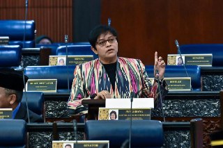 马来西亚政府将在西马设流动法庭流动法庭在沙巴与砂拉越乡区已经行之有年，马来西亚政府如今准备在西马半岛也实施这项措施，提升乡区的司法服务素质。负责法律及体制改革事务的首相署部长阿莎丽娜星期一（8月18日）告诉国会，当局的目标是西马各州都能设立至少一个流动法庭。她说，此事已与新任联邦法院首席大法官旺阿末法立讨论。“流动法庭目前仅存在于沙巴和砂拉越，我们希望在‘2026年财政预算案’中能将它落实（在西马）。”她指出：“无论小额纠纷、文件注册或法律援助，我们要让远离市区的人民，也能享有与城市居民同等素质的司法服务。