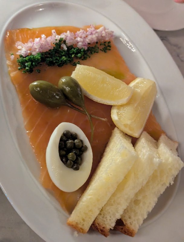 #增肥篇再來魁國有在好好吃飯！因為太想吃 Escargot 了，這次正經找了一家法餐 Leméac，意外發現今年米芝蓮首次評選魁國餐廳，這家就在榜上