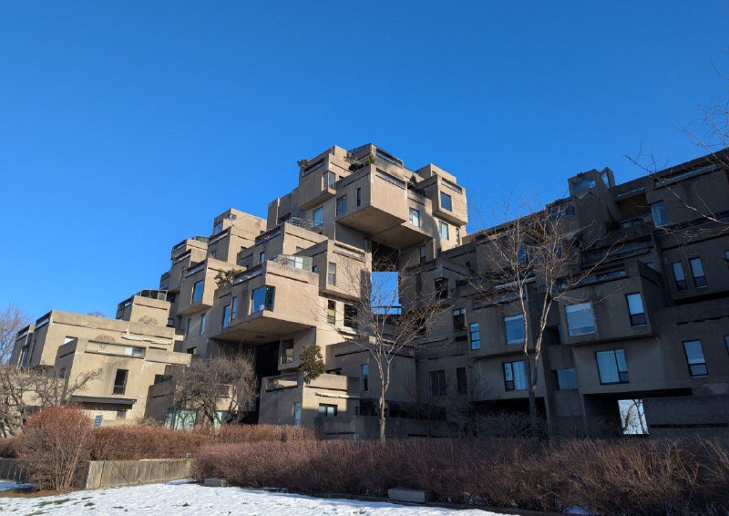 Habitat 67，Moshe Safdie 這老爺子 McGill 碩士畢業時的作品，彼時一戰成名，以 1967 年的眼光審視，確實前衛得體，保障每一戶光照的設計，就住宅而言也充分體現功能性