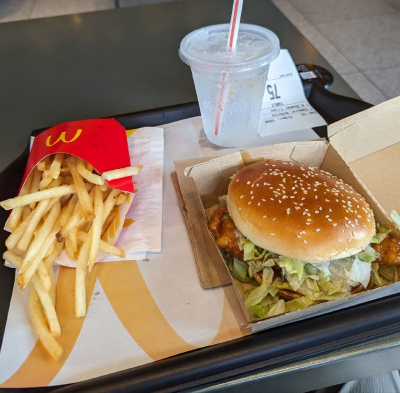 #增肥篇芝狗隨便進的門口老墨的店，好像不正宗，因為維基第一段就寫正宗芝狗一定沒 Ketchup......麥當勞總部店，特設有全球菜單，但門市本身並沒有想像中大，全球菜單也只有幾款商品而已，點了泰國的 Samurai McSpicy 和芬蘭薯條