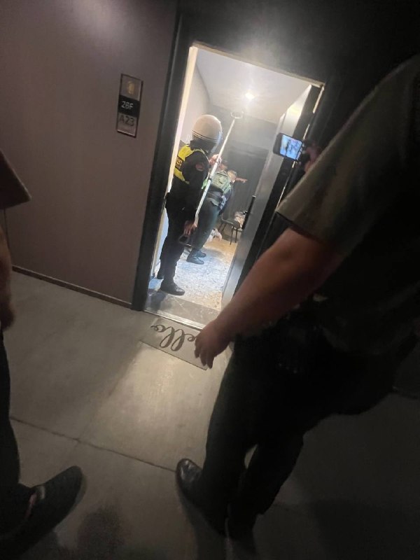 金边大事件：金边黄山酒店有人报警声称遭遇绑架 警察手持AK47已抵达现场 没护照配图
