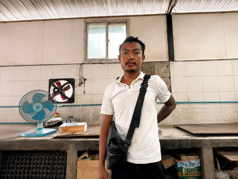 McMom: #网友曝光 本人是做快递的,店里一名店员今天早上取货后拿钱跑了。第一次拿了5000,当时她说钱放在车上被人拿走了。第二次早上取货后,她把车子和包裹全部放在她妈家,自己开着一辆黑色军牌车离开了。前前后后一共18000,目前只还了2000。这个