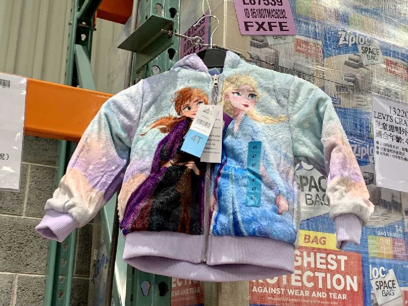 最近風比較大，Costco現在有賣正版的迪士尼兒童拉鍊外套，有蜘蛛人、漫威、冰雪奇緣和公主系列