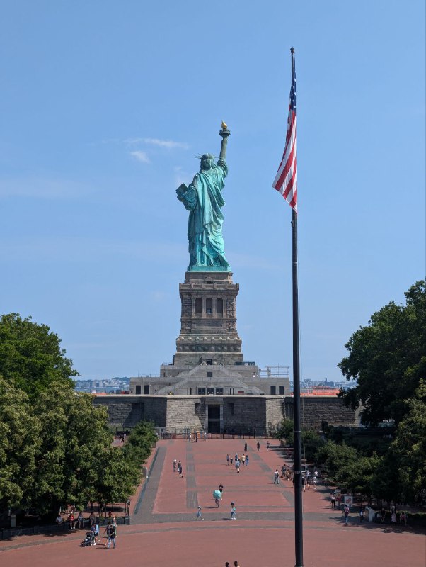 Liberty Enlightening the World🗽La Liberté éclairant le monde🗽自由照耀世界🗽就像《海上鋼琴師》裡的那一幕，船隻緩緩駛入哈德遜河口，大霧之中浮現出自由女神像的輪廓，於是整條船的群眾齊聲高喊：USA！這就是自由燈塔下傳承百年的美國夢，可惜138年過去了，世界上仍有自由之光沒有照到的黑暗角落