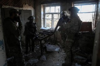 俄罗斯欢迎美国结束俄乌战争新方案的“某些方面”克里姆林宫星期三（11月26日）说，俄罗斯已看过美国提出的结束俄乌战争的计划草案的最新版本，并对其中一些内容持积极态度，但希望就其他部分进行讨论。法新社报道，克里姆林宫助手乌沙科夫在接受俄罗斯国家电视台记者采访时说，新草案需要“真正认真的分析”，俄罗斯尚未与任何人讨论过该草案。该计划尚未公布。美国总统特朗普星期二（25日）说，这项计划是对此前基辅和欧洲拒绝的28点计划的“微调”版本，他会派遣官员与双方会面，希望最终敲定该计划。乌沙科夫星期三就该计划指出：“有些方