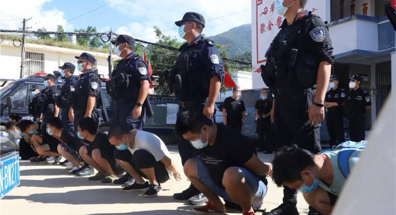 东南亚华人大事件：芒卡口岸接收佤邦移交涉诈人员 依托中缅边境常态化反诈移交机制 南伞芒配图