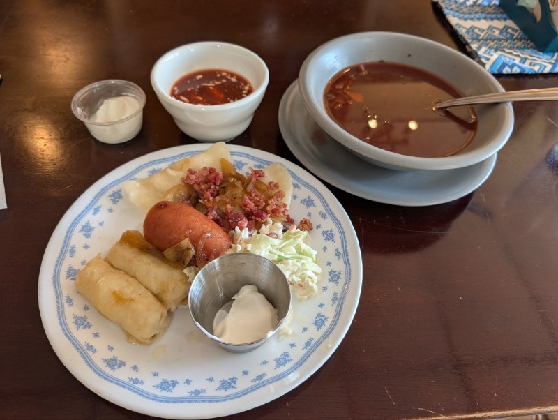 Elk Island 什麼都沒看到，得虧現在國家公園不收門票🫪再往東邊的烏克蘭小鎮（真居民鎮，不是那個收費景點）還更有趣一些，Mundare 買了特產香腸，這個鎮門口就有一個巨型 Kovbase 雕塑，說是世界最大