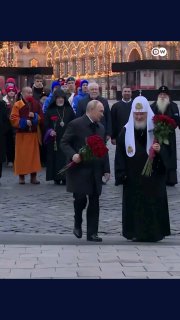 在莫斯科红场举行俄罗斯团结日纪念💐活动上，一名11岁女孩突然勇敢开口，请求总统普京关注她在俄乌战场前线受伤却得不到治疗的叔叔。面对普京“会找到他”的承诺，女孩仍不放心，当场报出了叔叔的名字。你觉得普京会兑现承诺吗？