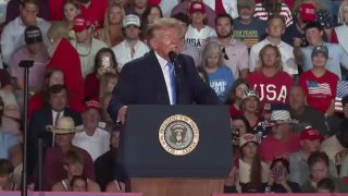 טראמפ: לנשיא מקסיקו יש קול יפה. היא אישה יפה, אישה יפה. היא קראה לי, "לא, לא, לא, בבקשה."