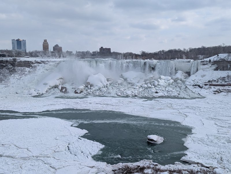 Frozen Falls!& Niagara College Teaching Winery最右這款叫 Scholar 的小甜冰酒好好喝，Niagara 的酒莊果然得多嘗幾家