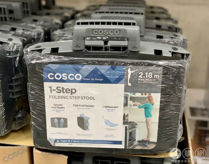 10/27 Costco目擊新商品，自有品牌的折疊椅，承重力可以達136公斤，折疊好收納，一組兩張