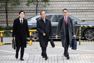 韩国检方寻求判处前总理韩悳洙15年监禁韩国前总理韩悳洙涉嫌协助内乱头目刑案星期三（11月26日）进行一审最后一场庭审，负责调查内乱叛国案的独立检察组（独检组）请求法院判处韩悳洙有期徒刑15年。韩联社报道，首尔中央地方法院刑事审判第33合议庭当天开庭审理上述案件。独检组指出，内乱事件是对国家民主制度的恐袭，被告人实为唯一能阻止内乱事态发生的人员，却未履行义务，反而参与内乱行为，给国家和国民造成重大损失。独检组还表示，被告人涉嫌事后补制戒严文件，试图使戒严程序取得正当性，制作虚假公文扰乱司法秩序，调查过程中推翻