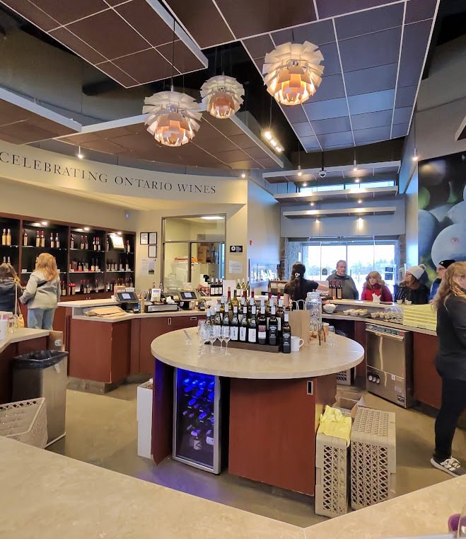 Frozen Falls!& Niagara College Teaching Winery最右這款叫 Scholar 的小甜冰酒好好喝，Niagara 的酒莊果然得多嘗幾家