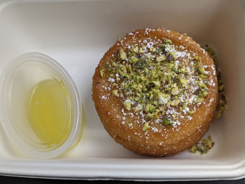 #增肥篇芝狗隨便進的門口老墨的店，好像不正宗，因為維基第一段就寫正宗芝狗一定沒 Ketchup......麥當勞總部店，特設有全球菜單，但門市本身並沒有想像中大，全球菜單也只有幾款商品而已，點了泰國的 Samurai McSpicy 和芬蘭薯條