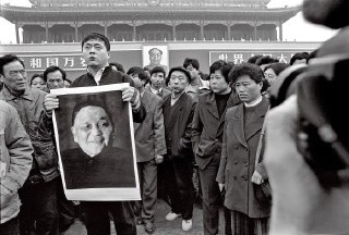 天安门广场，1997年2月，中国已故领导人邓小平的葬礼当天。照片由肖泉拍摄