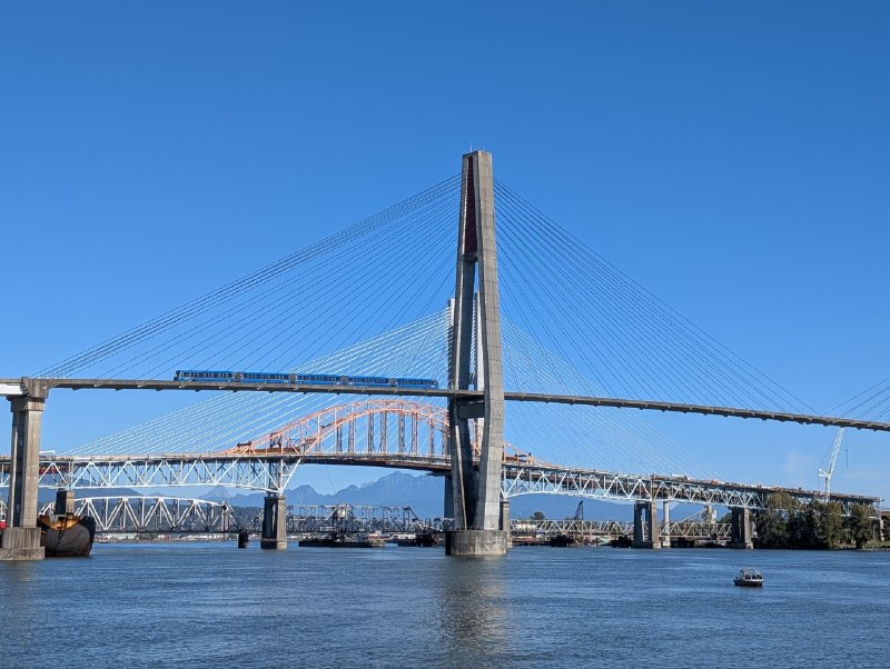 大溫袖珍建制市真的好多，北溫、白石、新西敏，層層堆疊，行至 Pier Park 前蝦圖既視感