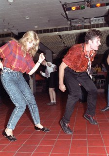 莫斯科。年轻人跳摇滚乐舞蹈，1988年