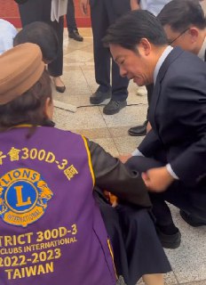 【找尋歷史腳步-柏】國際獅子會參觀總統府時突發狀況，有位中年女士昏倒，總統賴清德在場立刻進行簡單的診斷別忘了賴總統可是台大醫學院和哈佛學歷的臨床內科主治醫師和門診主治醫師，是真才實料的👍