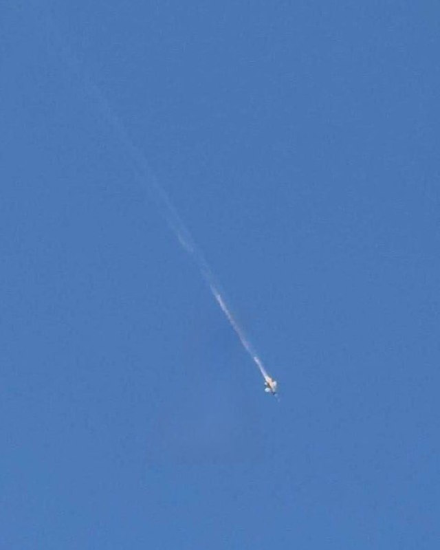 🇷🇺🇺🇦️ — הרגע שבו התרסק מיג-29 בוער של חיל האוויר האוקראיני באזור אודסה. על פי הדיווחים, טיל "אוויר-אווי…