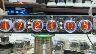 #出售 #电子垃圾 #辉光时钟 联系 Ariza  价格 240包顺丰又找到几个辉光管，出一台辉光时钟。六管显示到秒，可以联网对时，有RGB。