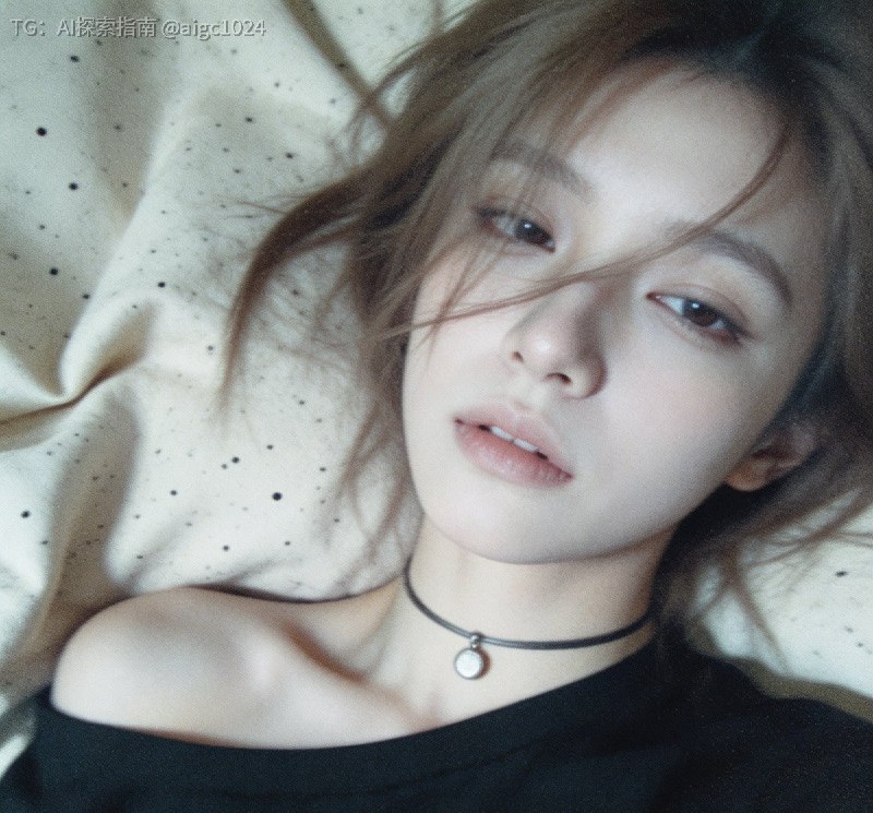 玩点不一样的，迷离忧郁的松弛感手机抓拍照，同一个提示词，猜猜分别是哪个模型？经常玩的肯定能猜得出来😜提示词:古早忧郁型，手机拍摄风格，呈现超低分辨率，带轻微动态模糊，是随手一拍的拙劣快照