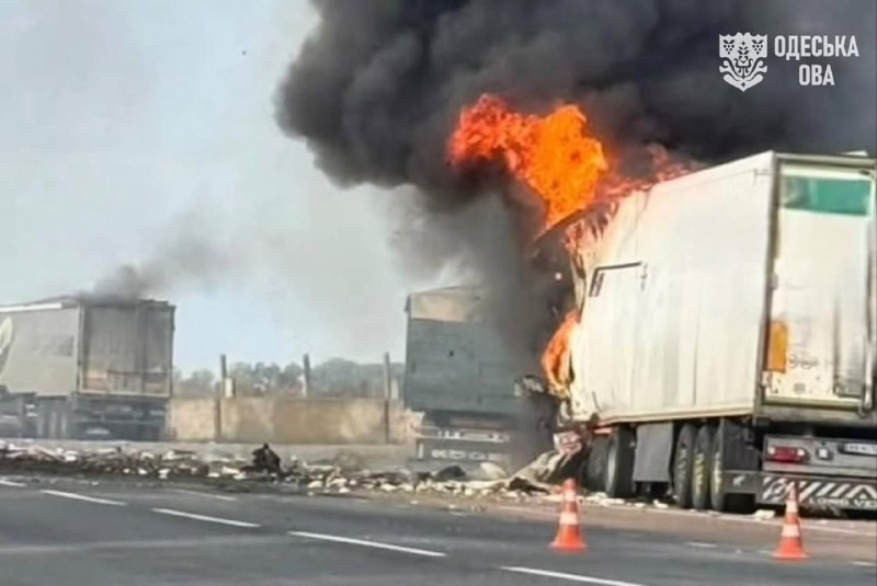 🇷🇺🇺🇦️ — In addition to attacks on installations, the operators of attack drones continue to control the roads. Tractor-trailers carrying cargo are destroyed.