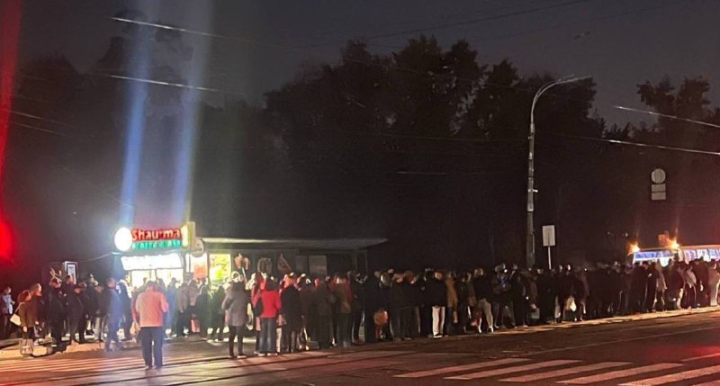 קריסת תחבורה בקייב הנזק לגשר הדרומי גרם למשבר תחבורה ברחבי הבירה. קטע מקו המטרו הירוק שחוצה את הגשר מושבת ז…