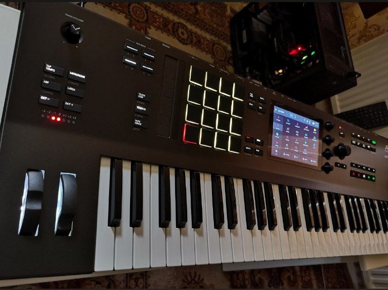 Продам синтезатор Akai MPC key 61. состояние нового, полный комплект, куплен летом 2024 года, исполь — фото 1